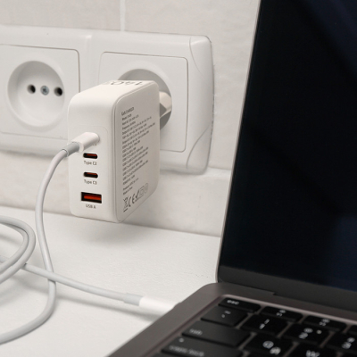 Qoltec Ładowarka sieciowa 140W GaN 5-20V 2.5-5A 3x USB-C PD 1x USB QC 3.0