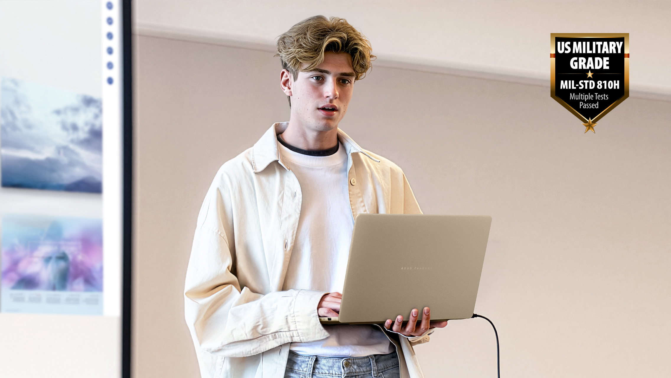męszczyzna trzyma beżowy laptop ASUS Zenbook 14