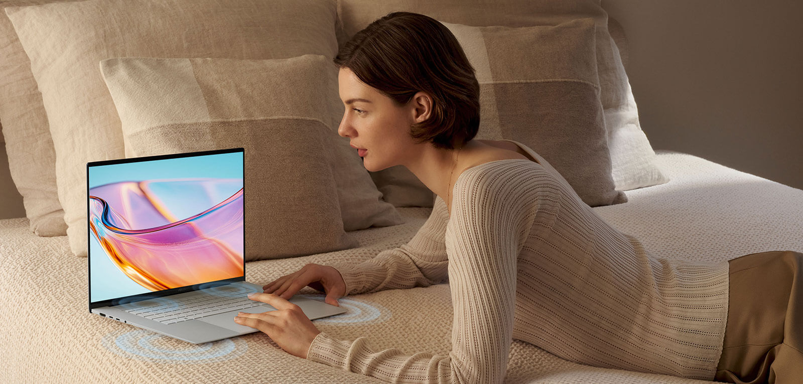 Laptop ASUS Zenbook S16 w formie zamkniętej i otwartej poniżej