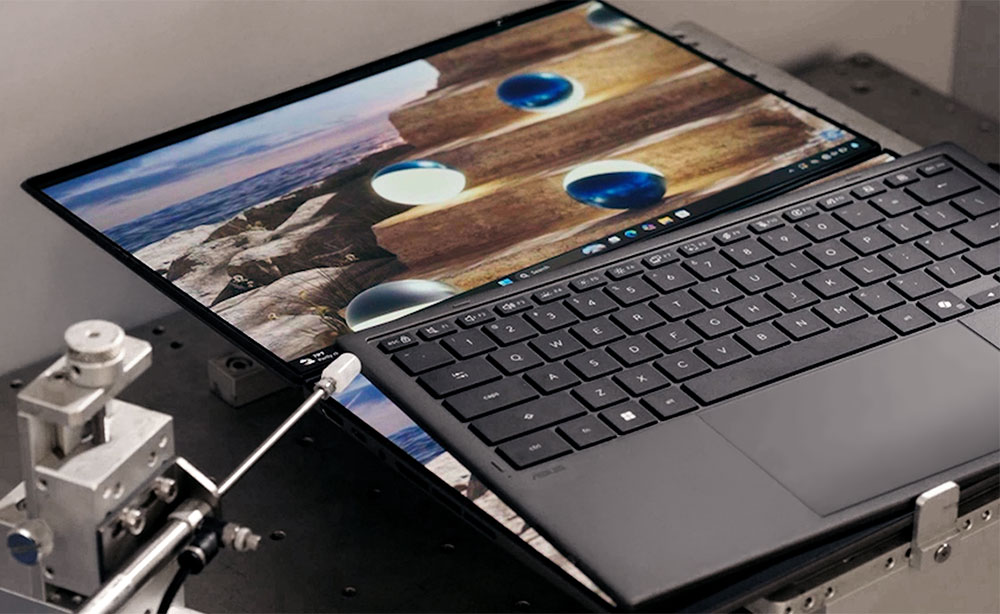 Zdjęcie pokazuje, że po naciśnięciu klawiatury pin pogo pozostaje podłączony.